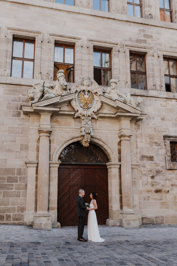 Romantisches Brautpaar vor dem Alten Rathaus Nürnberg, Hand in Hand